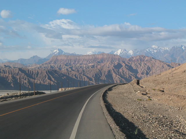 Heading up the Chineses KKH to the Pamir Range